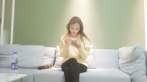 迷妹推荐--沙发约操青春外围小姐姐，近景AV视角展示后入啪啪激情无限