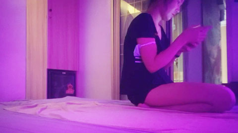 迷妹推荐--按摩小姐姐，掏出JB打飞机，主动骑乘操逼，正入抽插猛操