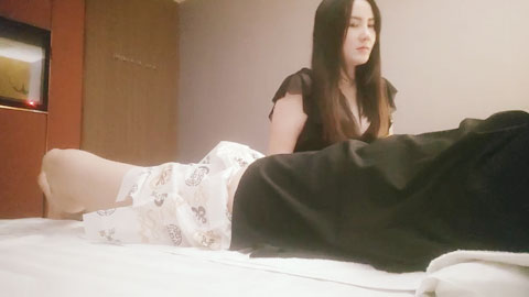 迷妹推荐--攻略女技师，肉感型大奶骚女，按摩器完进入正题，乳推舔背打飞机