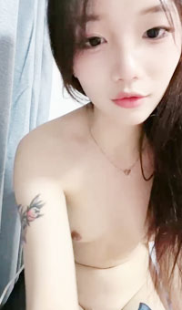 坐在床头柜自慰,掰开嫩穴,假屌抽插,娇喘不断