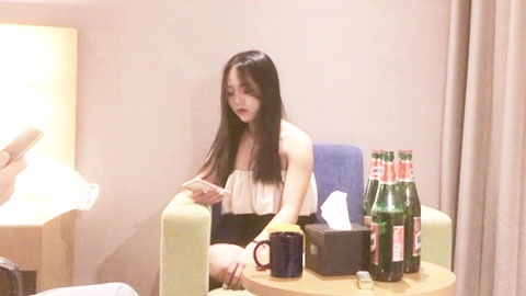 迷妹推荐--白嫖良家妹子密码房，笑起来甜美长裙妹子，喝酒聊聊天再开操