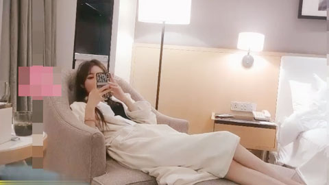 迷妹推荐--声音嗲嗲高颜值妹子性感黑丝沙发上摸逼口交扭动诱惑骑坐猛操