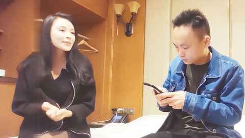 迷妹推荐--网红脸美女，被操得叫老公