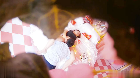 迷妹推荐--浪漫老哥结婚纪念日鲜花彩灯铺满床和媳妇穿着骚丁做爱非常淫骚