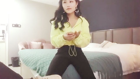 迷妹推荐--兼职瑜伽教练，这小舌头真灵活，挑战最近镜头距离拍摄，遇到对手了干得激情四射