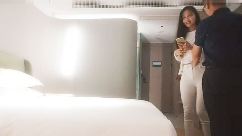 迷妹推荐--白衣长发御姐下海约到酒店_修长身姿丰腴性感_脱光光把鸡巴挑逗硬骑上去猛烈碰撞喘息销魂啪啪