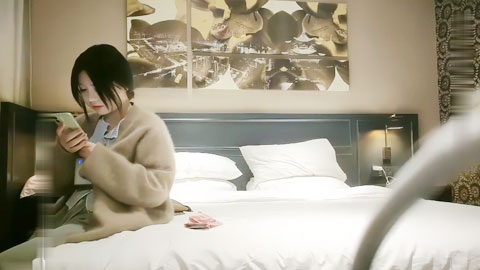 迷妹推荐--长相清纯甜美萌妹子啪啪，洗完澡穿上衬衣黑丝特写口交舔逼后入猛操