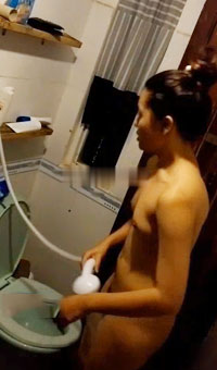 房东浴室偷装摄像头偷拍合租房的白领小姐姐洗澡