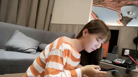 迷妹推荐-约啪高颜值牛仔短裤萌妹子，穿着黑丝袜在床上可真骚