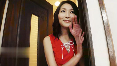 诱惑儿子带回家的同学，不穿内裤的美熟女妻子-01