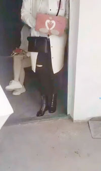 向西哥小县城乡下红灯区偷拍站街女大街小巷弄堂里找个大眼美眉吹箫 操逼