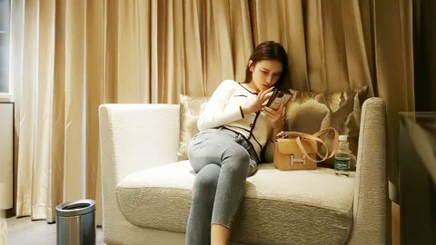 迷妹推荐--约了个牛仔裤高冷妹子啪啪，口交舔弄开操被女的发现翻车