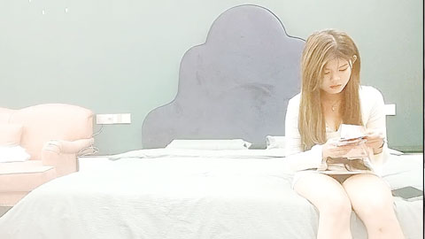 迷妹推荐--四川小美女，重金酒店来一发，肤白貌美乖巧听话，一对美乳好评