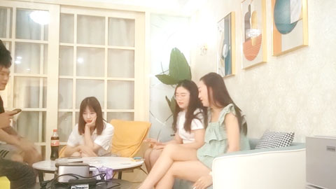 迷妹推荐--玩扑克内裤都输没了只能被干