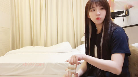 迷妹推荐--贴心大长腿，把月经搞出来了妹子说她很自责