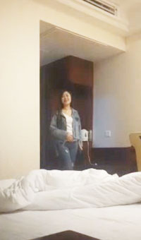 朋友介绍的小区打牌输钱偷偷出来兼职楼凤还债的漂亮良家美女,500元约到酒店各种操逼