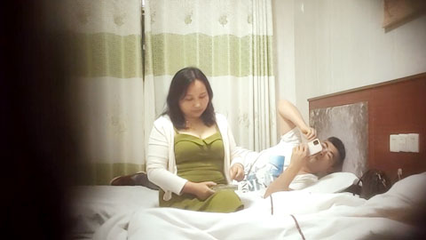 迷妹推荐--4P淫乱相约酒店，大胸人妻被插，对白精彩