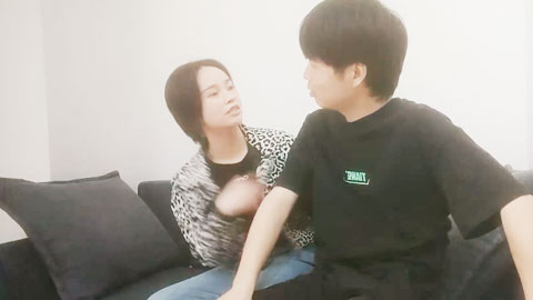 迷妹推荐--短发漂亮小姐姐，人瘦胸大肤白，沙发啪啪乳浪翻滚，后入翘臀美不胜收