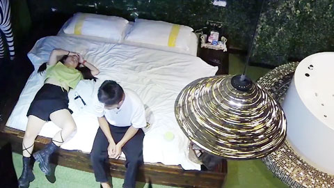 迷妹推荐--黝黑快递小哥约炮老乡开房貌似动作有点粗暴