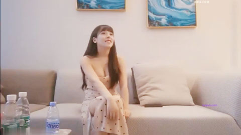 迷妹推荐--低胸连衣裙秀气小姐姐约到酒店，坐在沙发上风情十足，乳沟好深丰腴大长腿看的热血沸腾硬邦邦噗嗤狠狠狂操