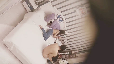 迷妹推荐--情趣酒店船长房摄像头偷拍大叔和年轻情人外地游玩还给买了不少名牌衣服开房激情