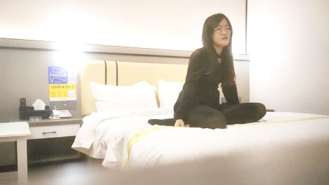 迷妹推荐--老相好良家眼镜妹，半脱下裤子肥穴揉搓，翘起屁股猛顶，各种姿势配合完美