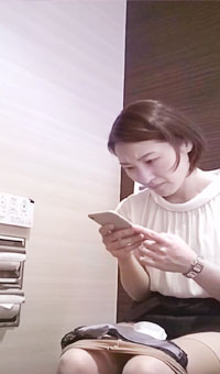 高级写字楼女厕偷拍白领尿尿