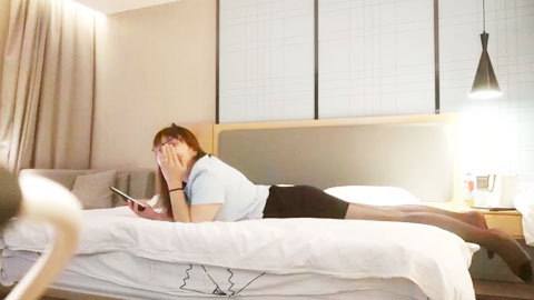 迷妹推荐--酒店约操眼镜骚女，肉感身材69姿势口交，张开双腿正入爆操