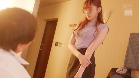 被讨厌到死的性骚上司抓住弱点，出差硬要美腿OL跟他同房。太阳都升起两次了，他的黏腻猛攻还在继续_002