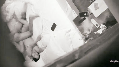 迷妹推荐--新流出酒店钟点房偷拍 长毛哥约少妇黄狗射尿侧入式狠操花心