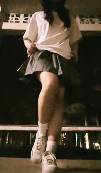 清纯萌妹~户外自慰喷尿~超刺激