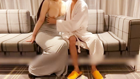 迷妹推荐--超大巨乳这么大的奶子竟然还穿黑丝高跟这么骚！