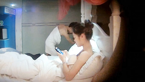 迷妹推荐--连锁酒店偷拍高质量情侣开房打炮，小鲜肉帅哥和邻家小美女的故事，放甜美音乐甜蜜地接吻做爱