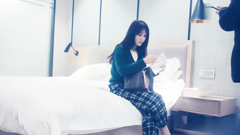 迷妹推荐--时尚装扮外围小妹，镜头前深喉口交，拉手后入奶子晃动观感满满