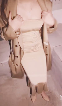 棕色头发的御姐骚女，大半夜去车库玩野战，不过玩露出的很多都穿这个衣服，也算是一种刻板印象