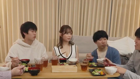 五年后再见到的幼年时代的熟友竟变成共同住宅的性爱偶像！！～虽然后悔，但我已加入好友圈，在中出性交中失去童贞的我～桃园怜奈__001