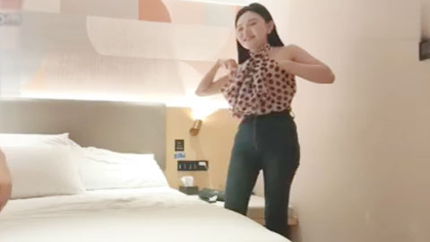迷妹推荐--性感的漂亮妹妹紧身牛仔裤勾勒妖娆身材非常带感，干到后面下面都干肿了水都流干了，最后让她给我口爆了