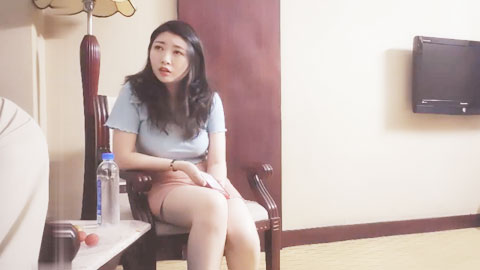 迷妹推荐--短裙大奶外围妹撩起衣服揉捏奶子随意玩弄蹲着深喉口交大屌拉着手后入