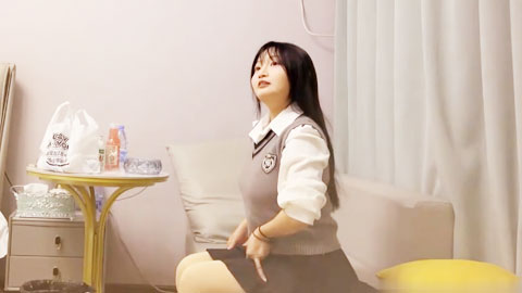 迷妹推荐--带来了一部极品双飞，祝狼友们，在新的一年美女可以左拥右抱桃