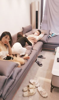 4个骚女轮着被干，有些则等着被宠幸，房间充斥着浪叫呻吟，真羡慕男主啊