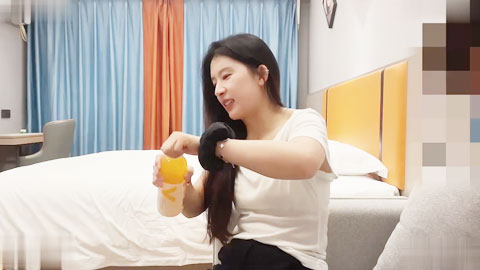 迷妹推荐--3000约炮微胖类型的兼职外围，外表清纯性格好，还有很多姿势不会需要调教，深入交流干得她嗷嗷叫