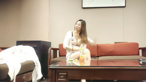 迷妹推荐--吊带包臀裙长腿少妇，镜头前揉屁股摩擦，翘起屁股特写摸穴，后入猛操沙发上骑乘抽插