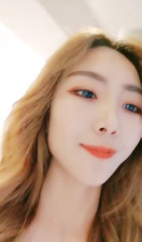 丝袜高跟大长腿全程露脸，无毛白虎逼极品模特各种展示，奶子上有纹身发骚不断，就等大哥蹂躏爆草呢