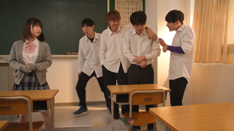 看著幫助我的青梅竹馬被侵犯而勃起_02