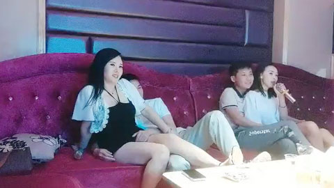 迷妹推荐--歌厅探花专攻KTV小姐姐，深夜场叫了两个妹子4P