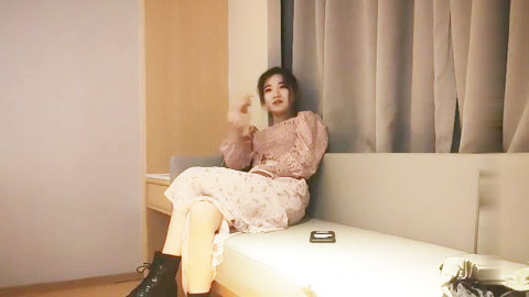 迷妹推荐--3000网约00后软萌小仙女，沙发掰穴好粉嫩，乖巧听话舌吻啪啪激情无限