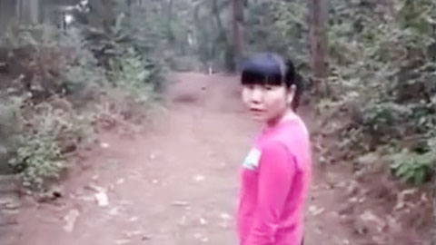 迷妹推荐--周末休息约医院上班的实习小护士女友到深山里游玩顺便找个隐蔽的地方野战还换姿势干妹子还是一线天国语对白