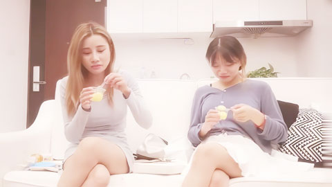 迷妹推荐--今晚带女友再叫个妹子双飞，一起洗澡双女互摸骑乘抱起操，抬腿站立侧入非常刺激