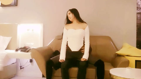 迷妹推荐--花高价约到的极品身材大长腿小姐姐_前凸后翘高挑身姿紧绷绷修身衣立马性奋欲望高涨不停揉搓进出狠狠搞