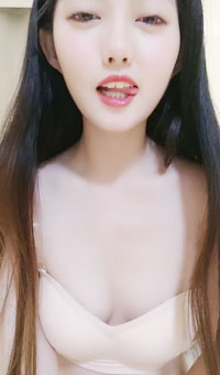 清纯尤物，多毛嫩穴道具猛捅，爽到流白浆